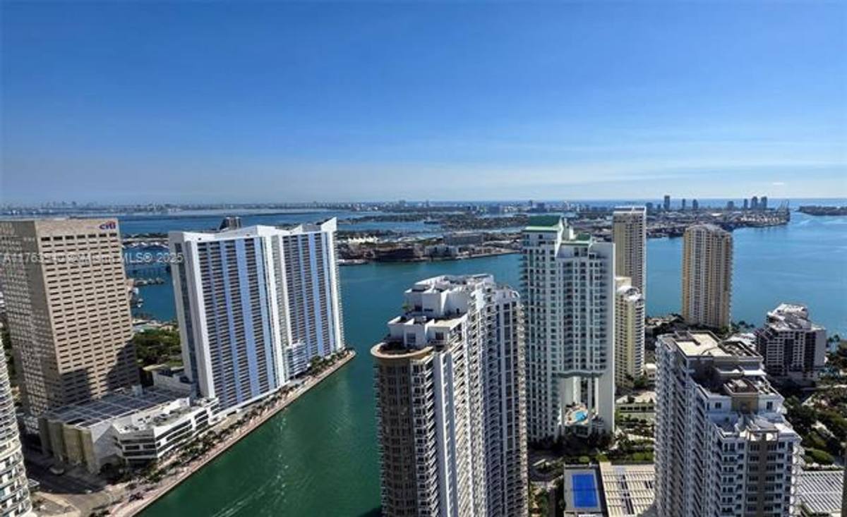 Apartment for rent at 495 Brickell Ave, Miami, FL 33131