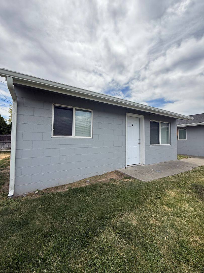Apartment for rent at 1006 W Pear Ave, Selah, WA 98942