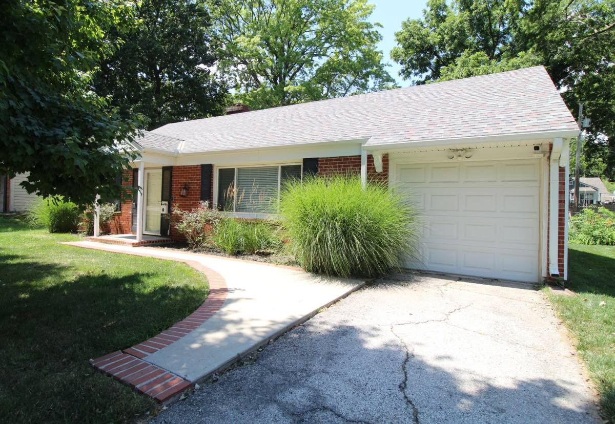 House for rent at 2206 Somerset Dr, Prairie Village, KS 66208