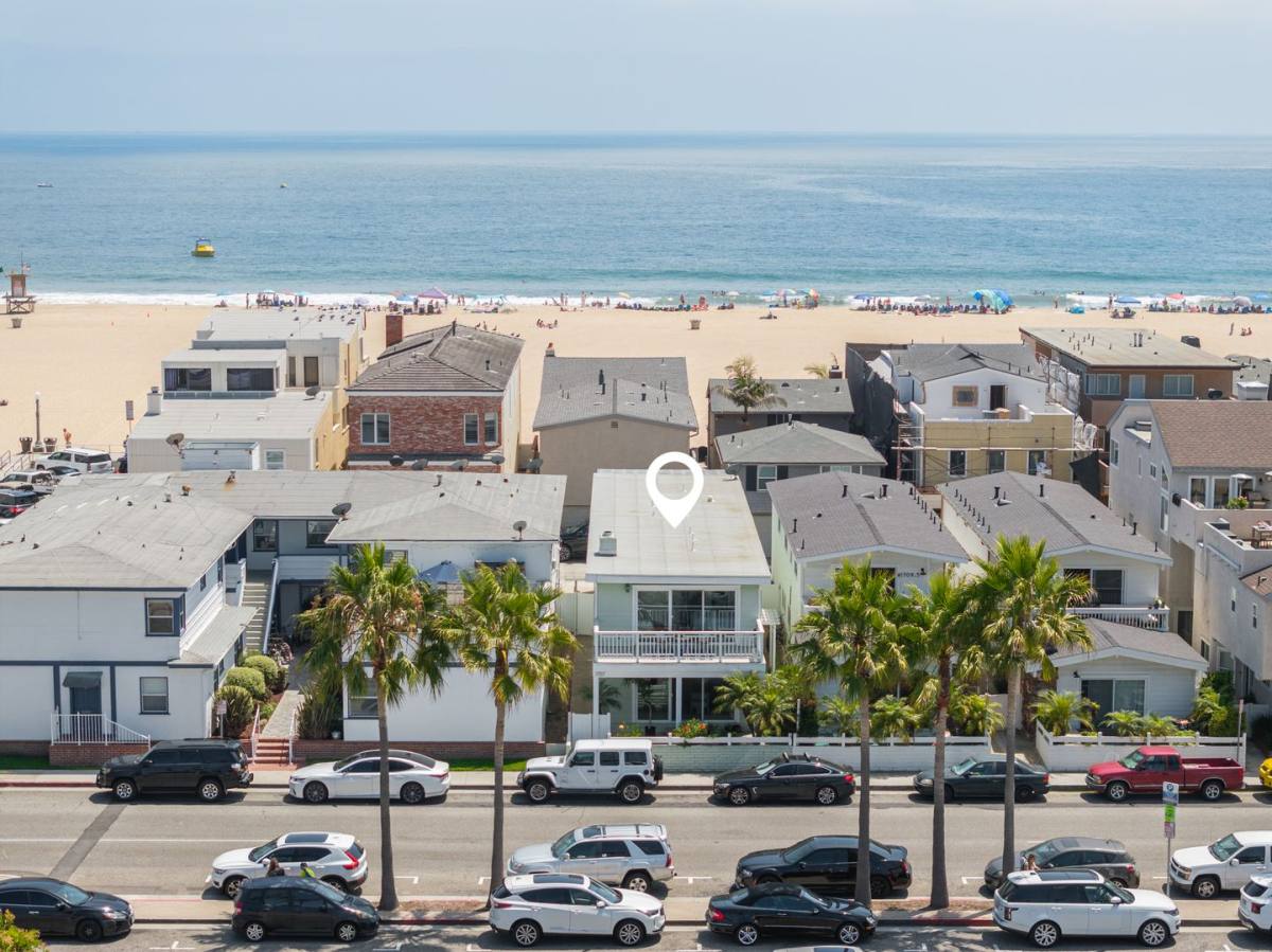 Apartment for rent at 1707 W Balboa Blvd, Newport Beach, CA 92663