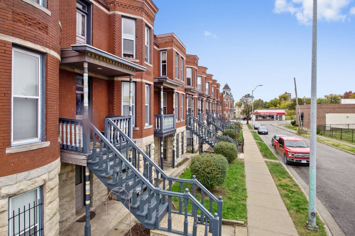 Apartment for rent at 9-23 E 34th St, Kansas City, MO 64111