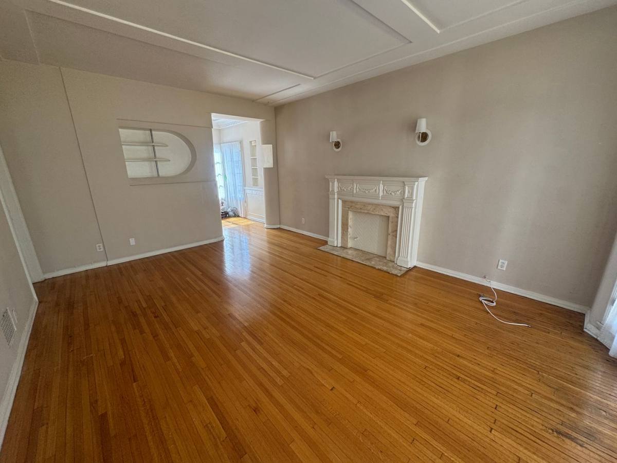 Apartment for rent at 637 1 2 S Detroit St, Los Angeles, CA 90036