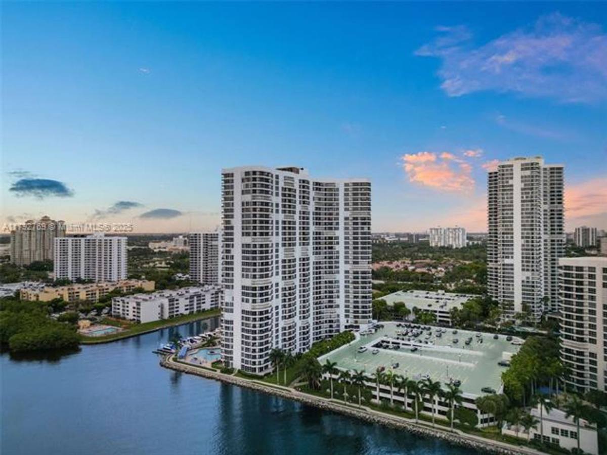 Apartment for rent at 3530 Mystic Pointe Dr, Miami, FL 33180