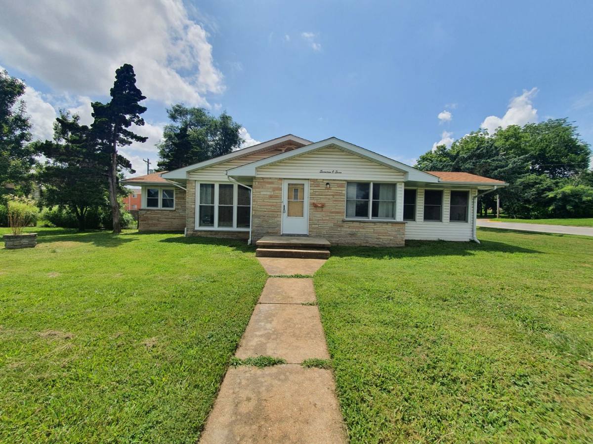 House for rent at 1707 N Oak Rd, Dixon, MO 65459