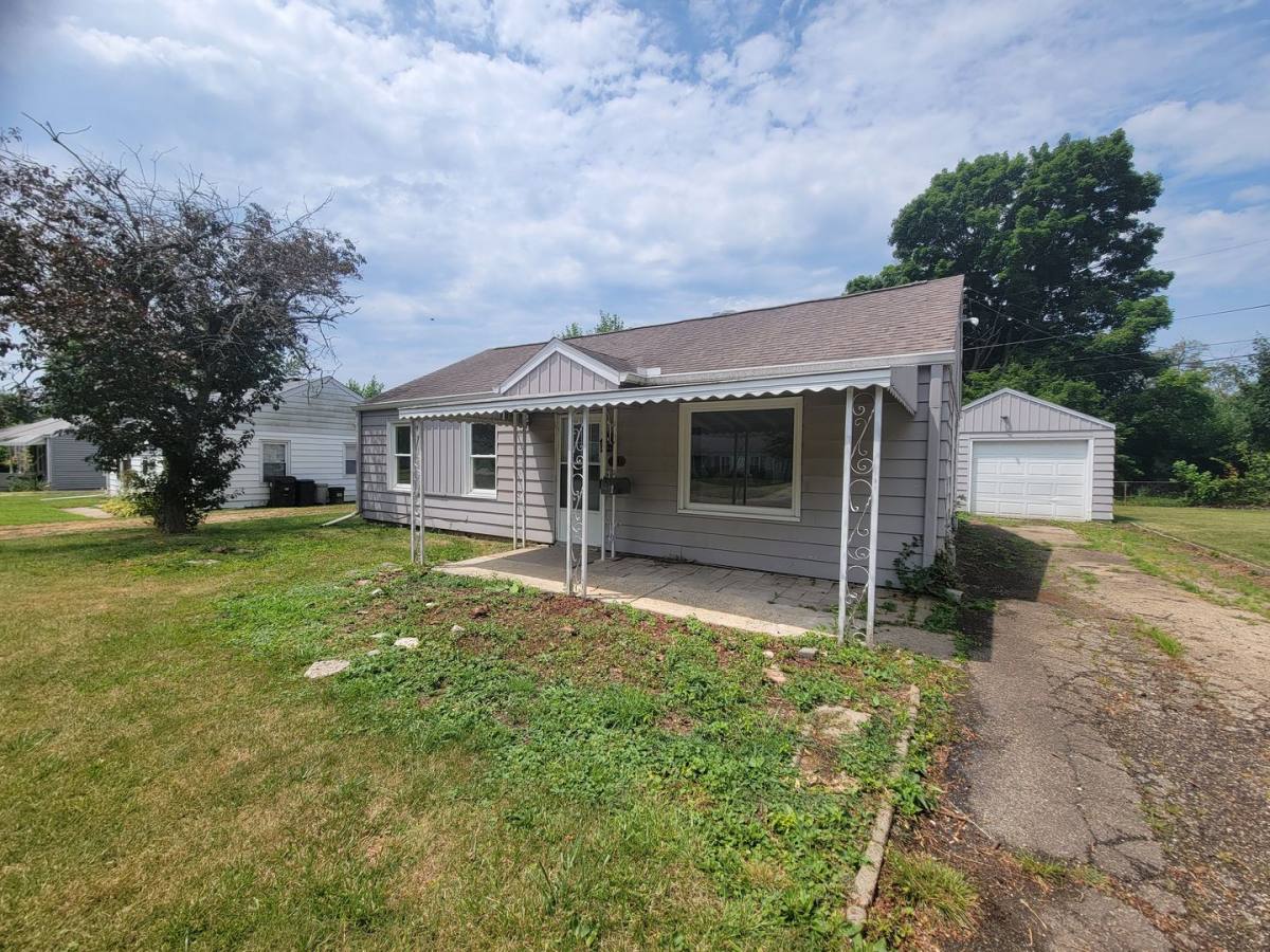 House for rent at 3011 N Mission Rd, Peoria, IL 61604