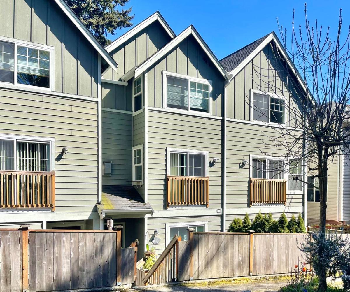 Townhouse for rent at 13718 Midvale Ave N, Seattle, WA 98133