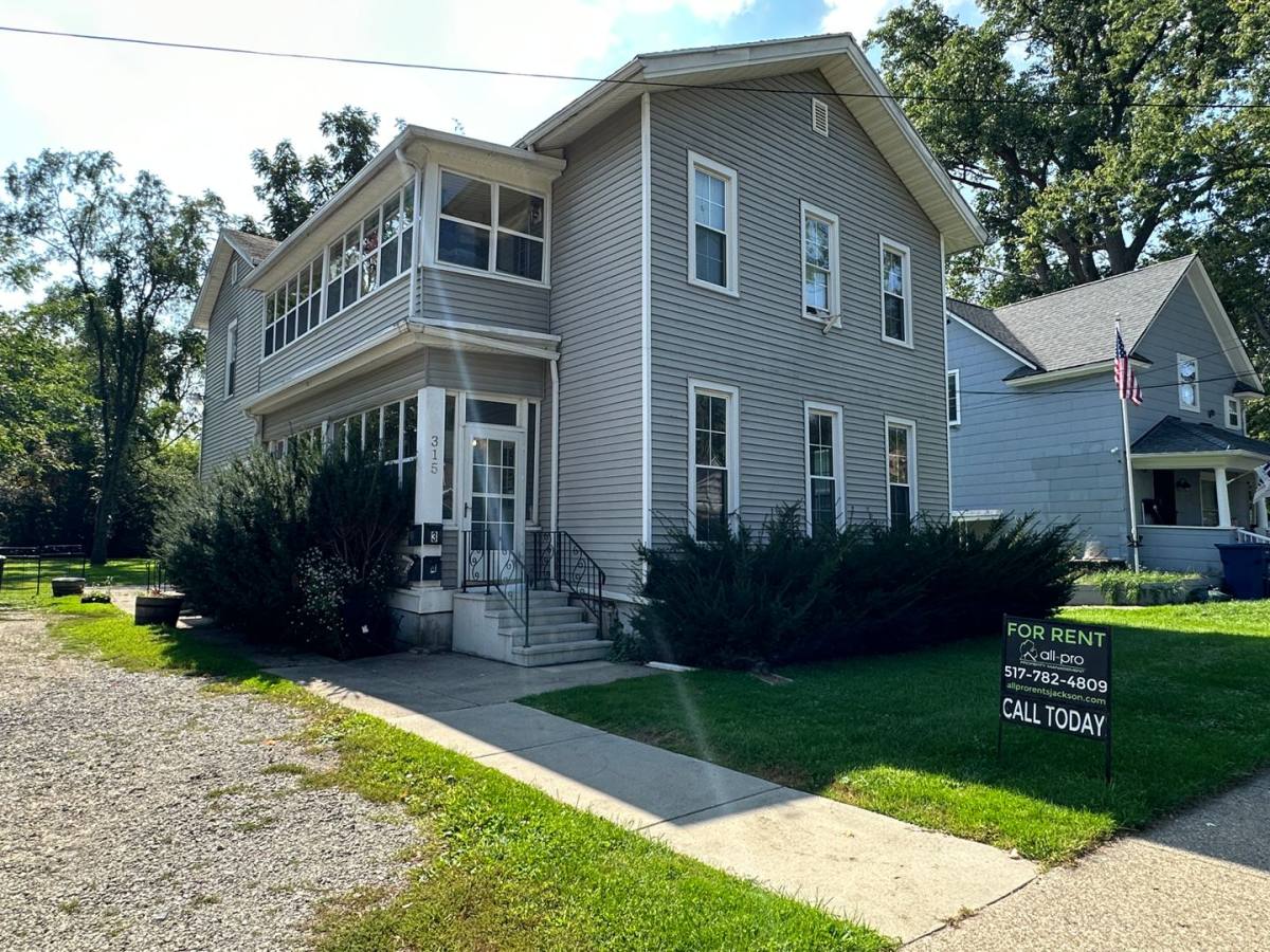 Apartment for rent at 315 W Trail St, Jackson, MI 49201