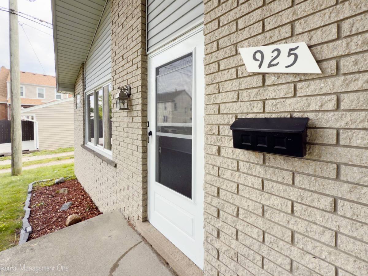 House for rent at 925 3rd St, Wyandotte, MI 48192
