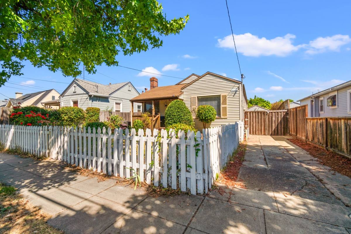 House for rent at 2307 109th Ave, Oakland, CA 94603