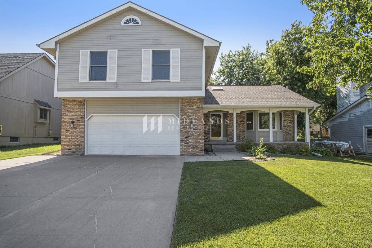 House for rent at 806 S Fillmore St, Papillion, NE 68046