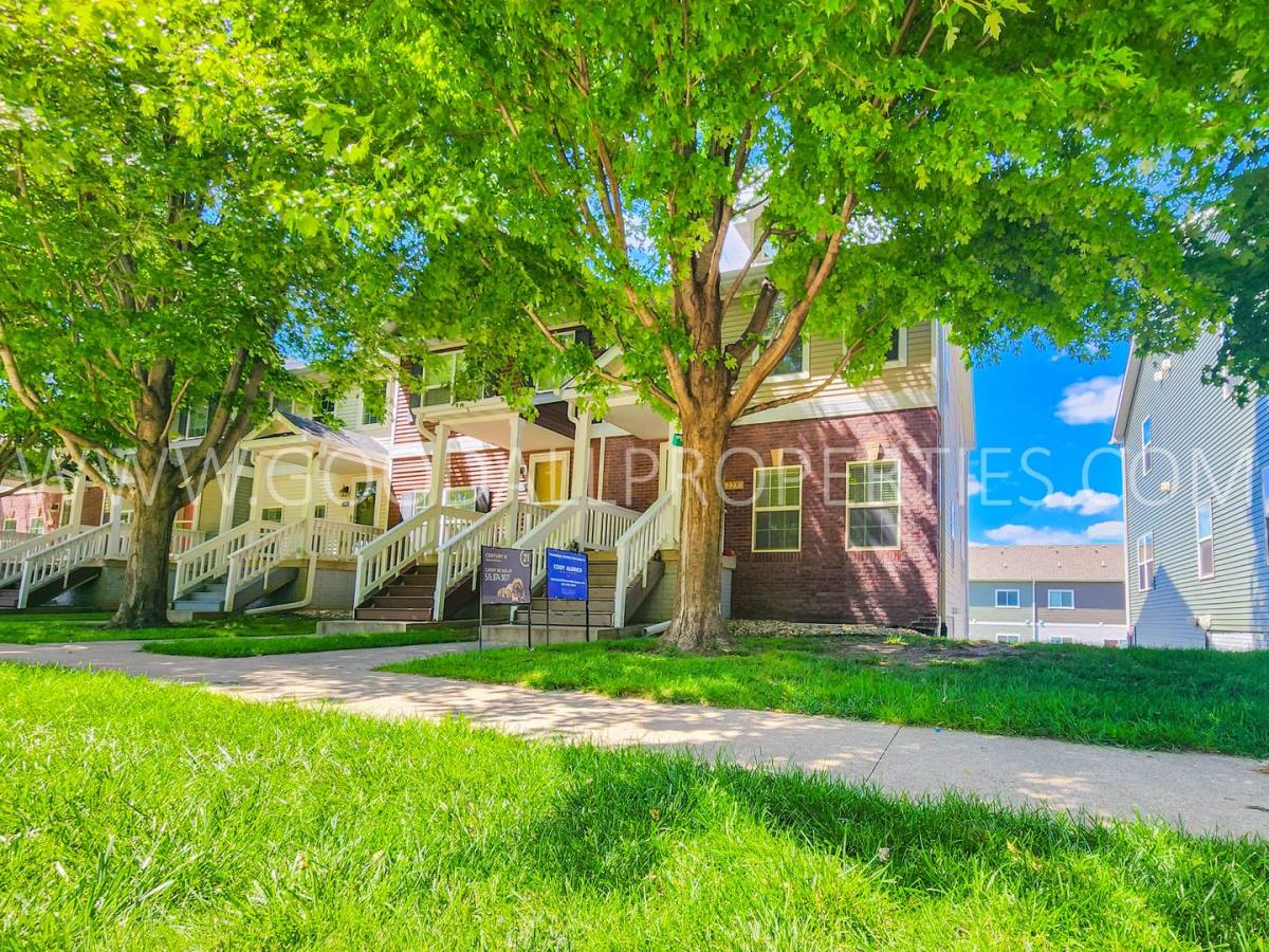 Townhouse for rent at 223 SE Booth Ave, Waukee, IA 50263