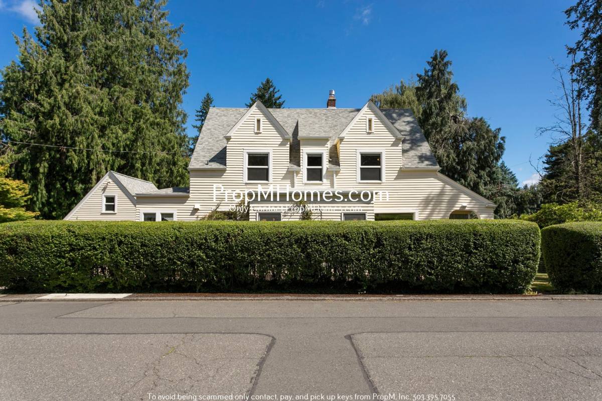 House for rent at 8339 SW 41st Ave, Portland, OR 97219