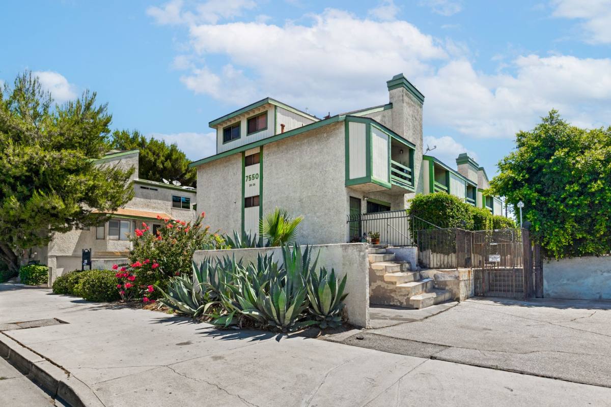 Townhouse for rent at 7550 Zombar Ave, Van Nuys, CA 91406