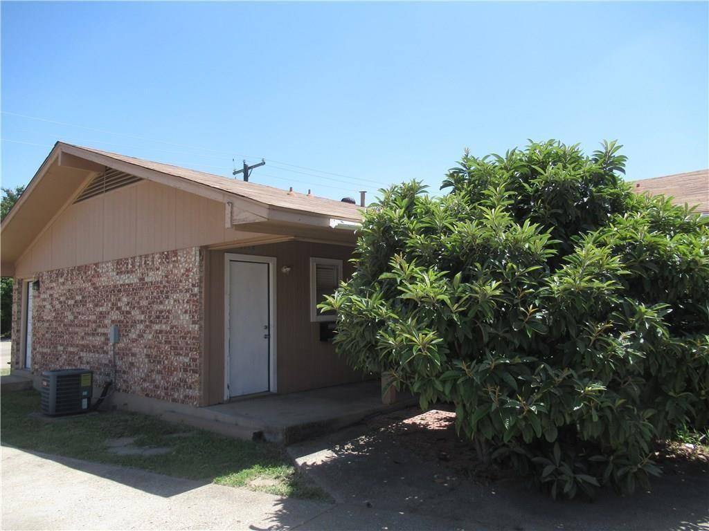 Townhouse for rent at 1124 N Center St, Arlington, TX 76011