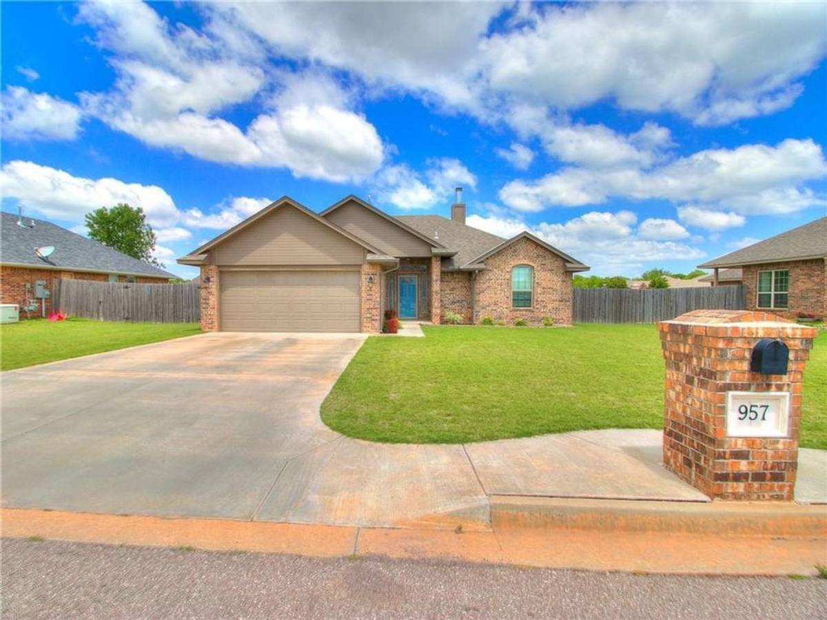 House for rent at 957 Phil's Way NW, Piedmont, OK 73078