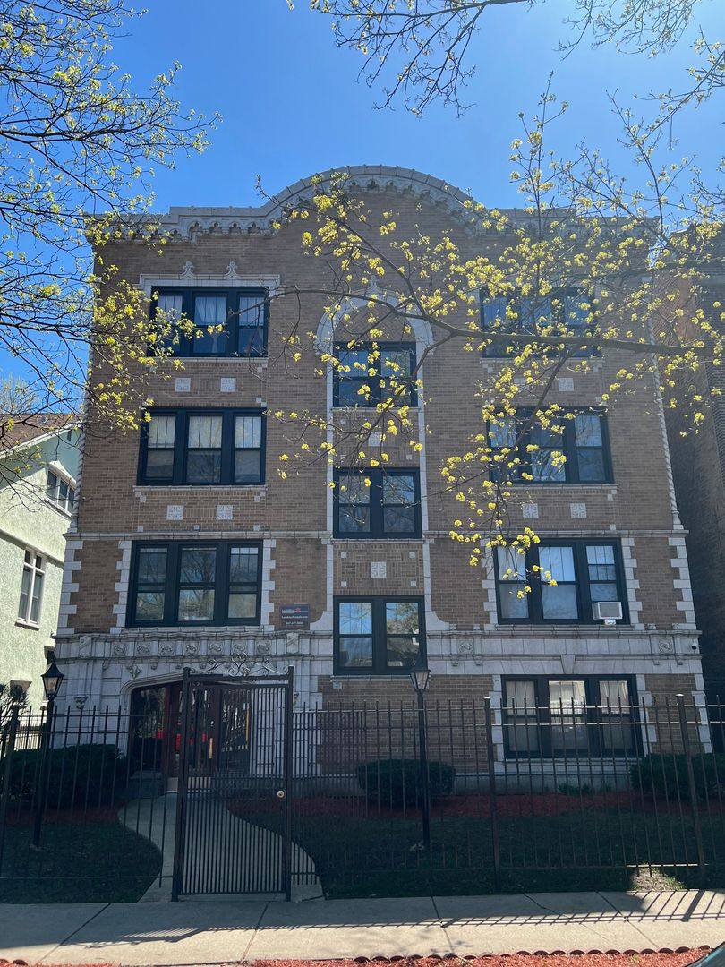 Apartment for rent at 1525 W Estes Ave, Chicago, IL 60626