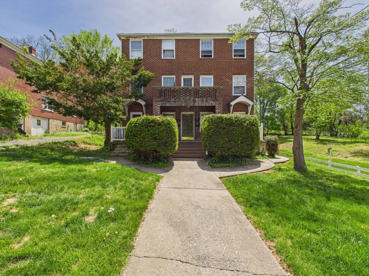 Apartment for rent at 640 Alleghany Ave, Staunton, VA 24401