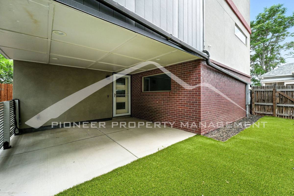 Townhouse for rent at 32 S Lincoln St, Denver, CO 80209