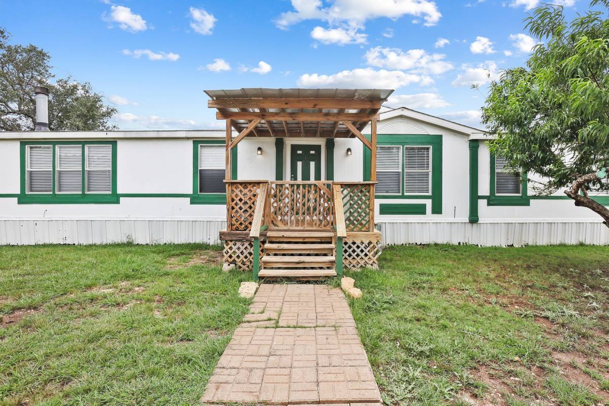 House for rent at 154 Oak Lawn Dr, Bandera, TX 78003