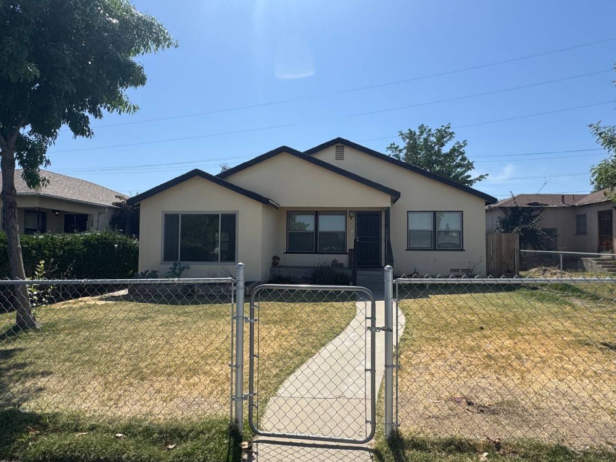 House for rent at 2517 Manor St, Bakersfield, CA 93308