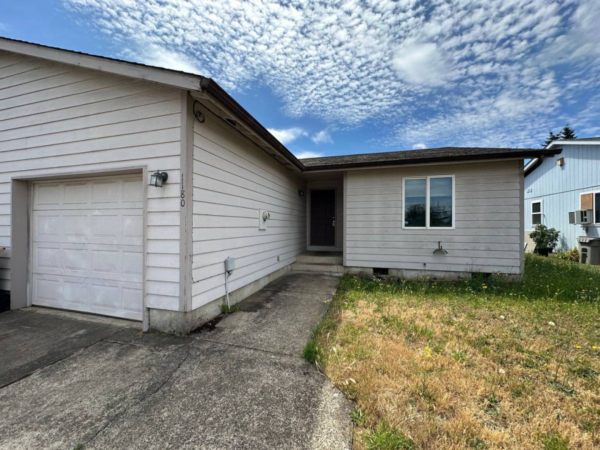 House for rent at 1180 W Vine St, Lebanon, OR 97355