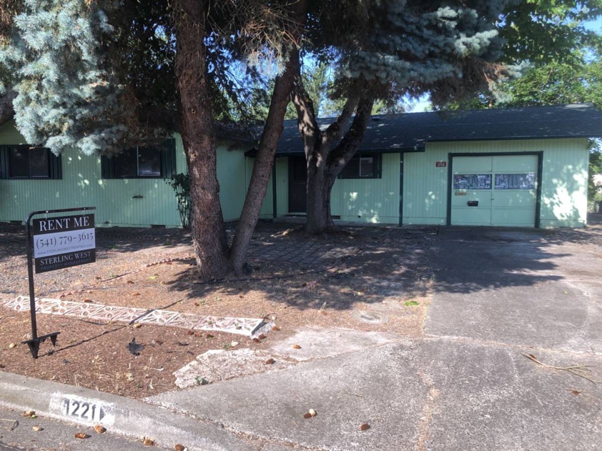 House for rent at 1221 Triangle Dr, Central Point, OR 97502
