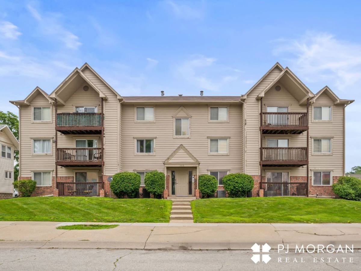 Condo for rent at 5016 California St, Omaha, NE 68132