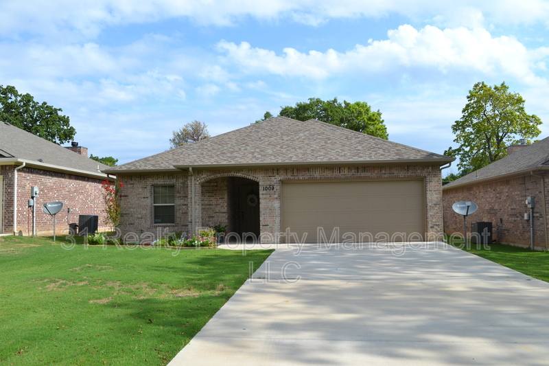 House for rent at 1009 W Rice St, Denison, TX 75020