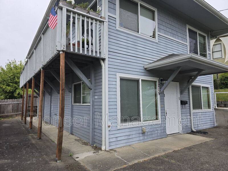 Apartment for rent at 1214 SE Overlook Ave, Roseburg, OR 97470