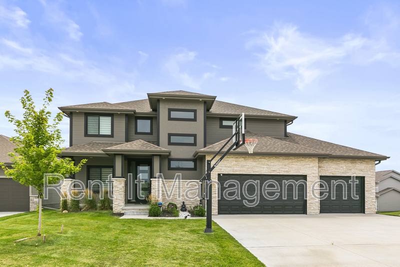 House for rent at 18765 Larimore St, Elkhorn, NE 68022