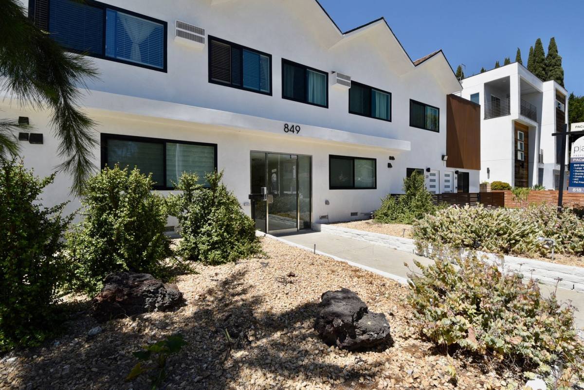 Apartment for rent at 849 N McCadden Place, Los Angeles, CA 90038