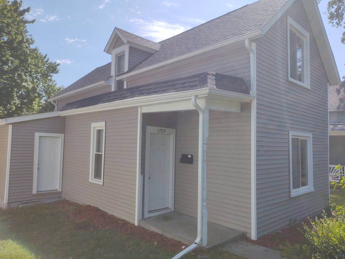 House for rent at 1709 W 9th St, Davenport, IA 52804
