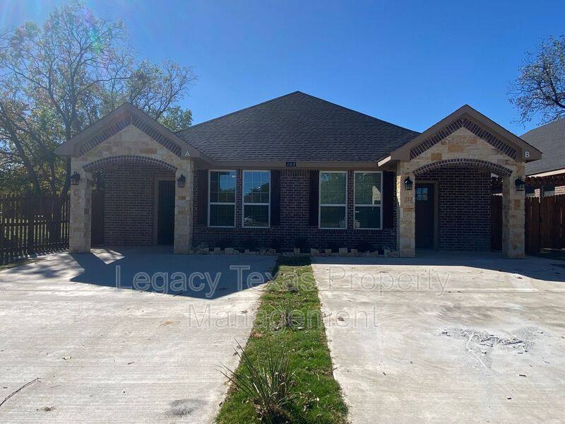 House for rent at 103 Sabine Ave #B, Cleburne, TX 76031