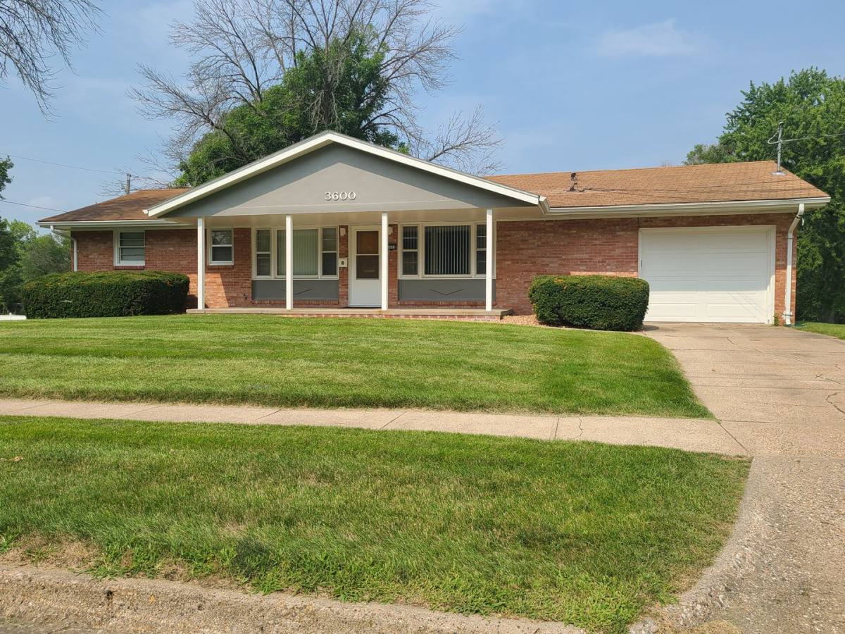 Apartment for rent at 3705 Elm Dr, Urbandale, IA 50322
