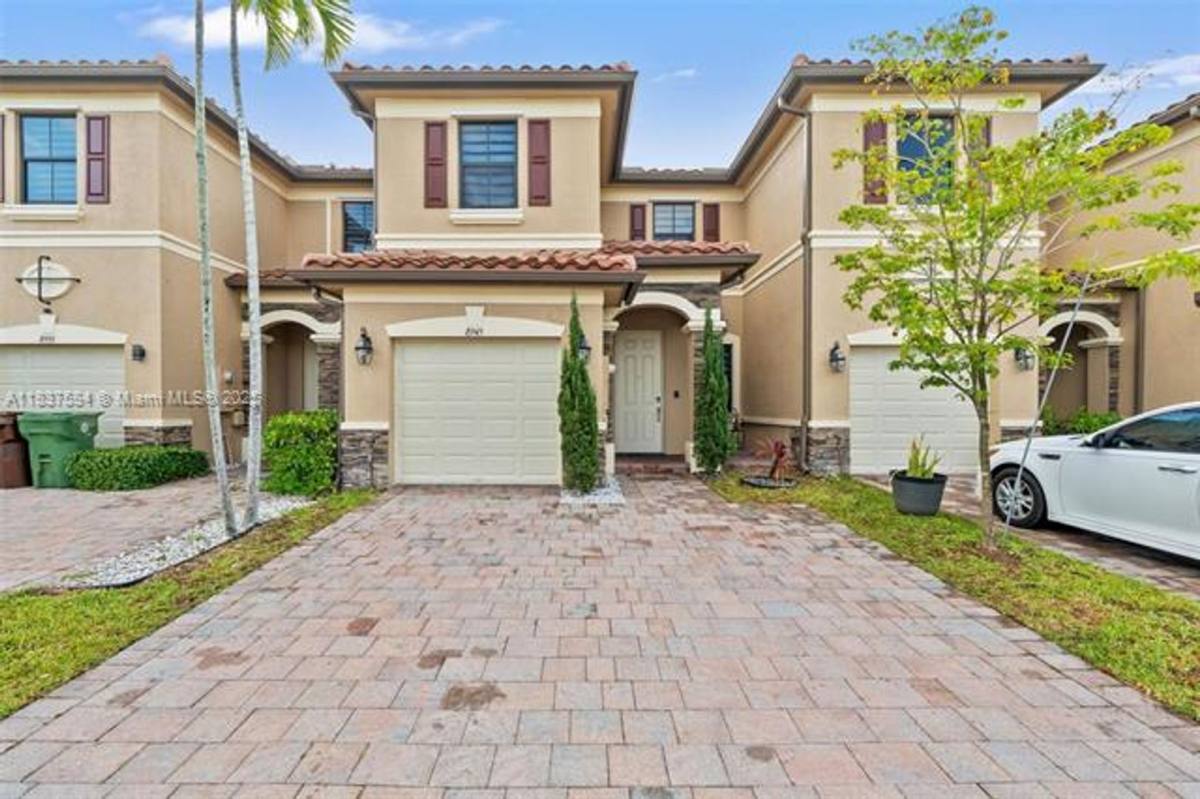 Townhouse for rent at 8945 W 33rd Ave, Hialeah, FL 33018