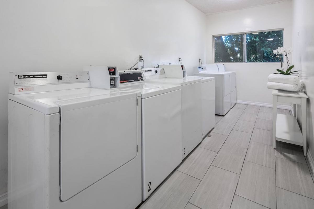 Apartment for rent at 937 3rd St, Santa Monica, CA 90403