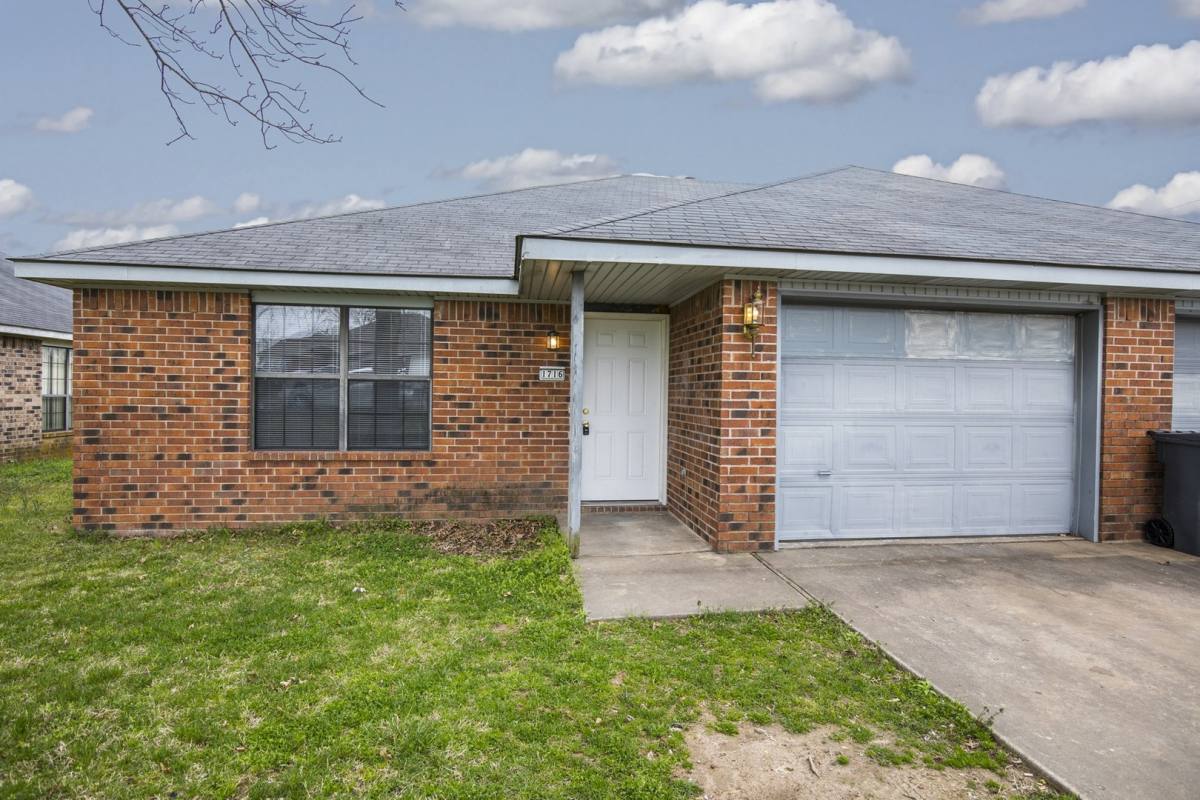 House for rent at 1716 S M St, Rogers, AR 72756