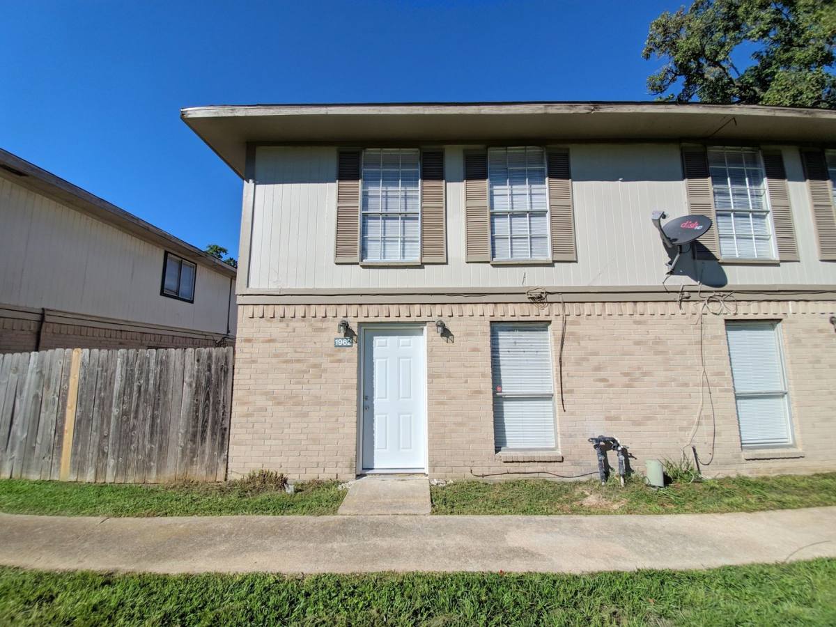 House for rent at 1962 Upland Dr, Houston, TX 77043