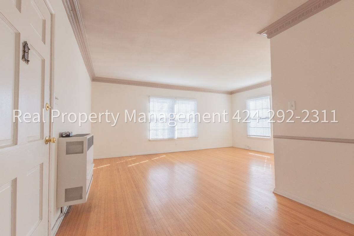 Apartment for rent at 1460 S Orange Grove Ave, Los Angeles, CA 90019