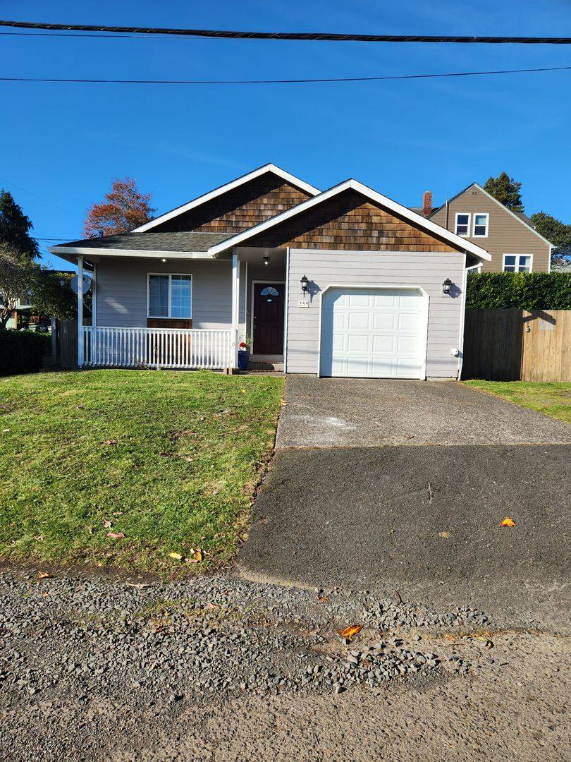House for rent at 255 Chelsea St, Astoria, OR 97103