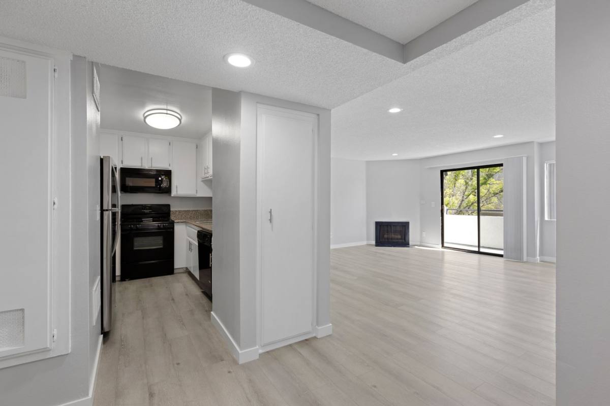 Apartment for rent at 5104 Sepulveda Blvd, Sherman Oaks, CA 91403