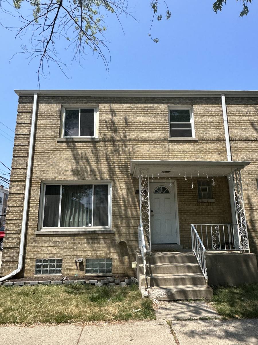 Townhouse for rent at 2346 Jarvis, Chicago, IL 60645
