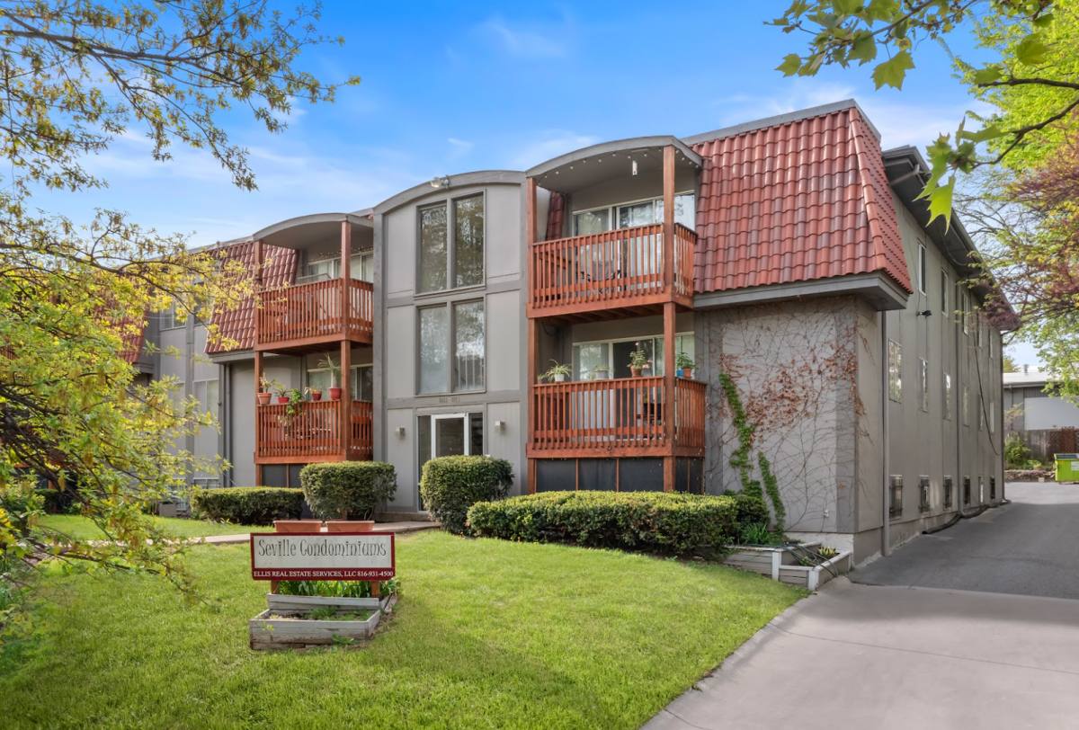 Apartment for rent at 1023-79 W 38th St, Kansas City, MO 64111