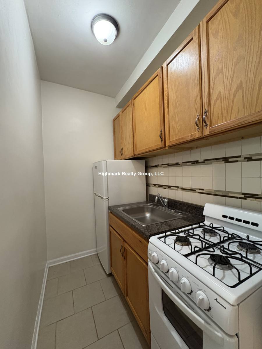 Apartment for rent at 839 W Sheridan Rd #202, Chicago, IL 60613