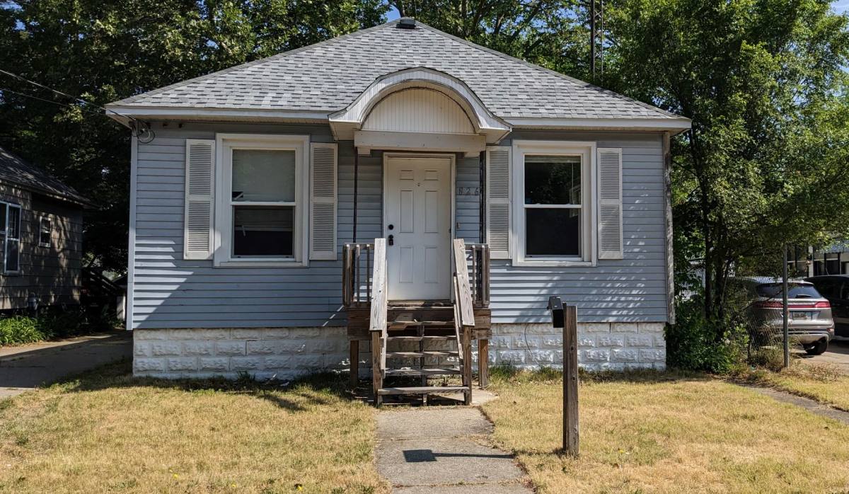 House for rent at 826 W Grand Ave, Muskegon, MI 49441