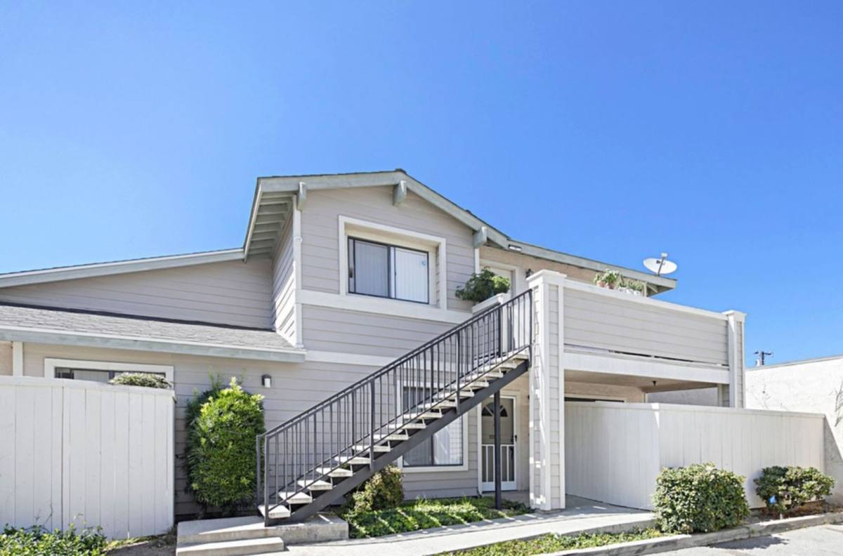 Apartment for rent at 2567 Orange Ave, Costa Mesa, CA 92627