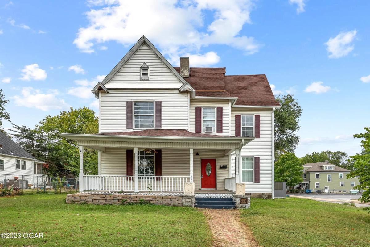 House for rent at 214 W Chestnut St, Carthage, MO 64836