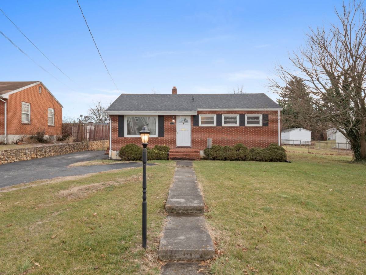 House for rent at 3113 Oaklawn Ave NW, Roanoke, VA 24012