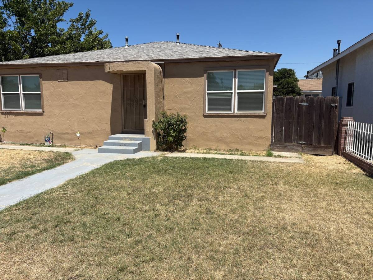 Apartment for rent at 231-33 S I St, Exeter, CA 93221