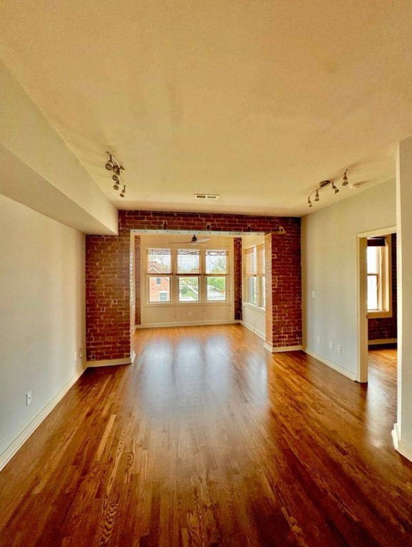 Apartment for rent at 200 E 43rd St, Kansas City, MO 64111